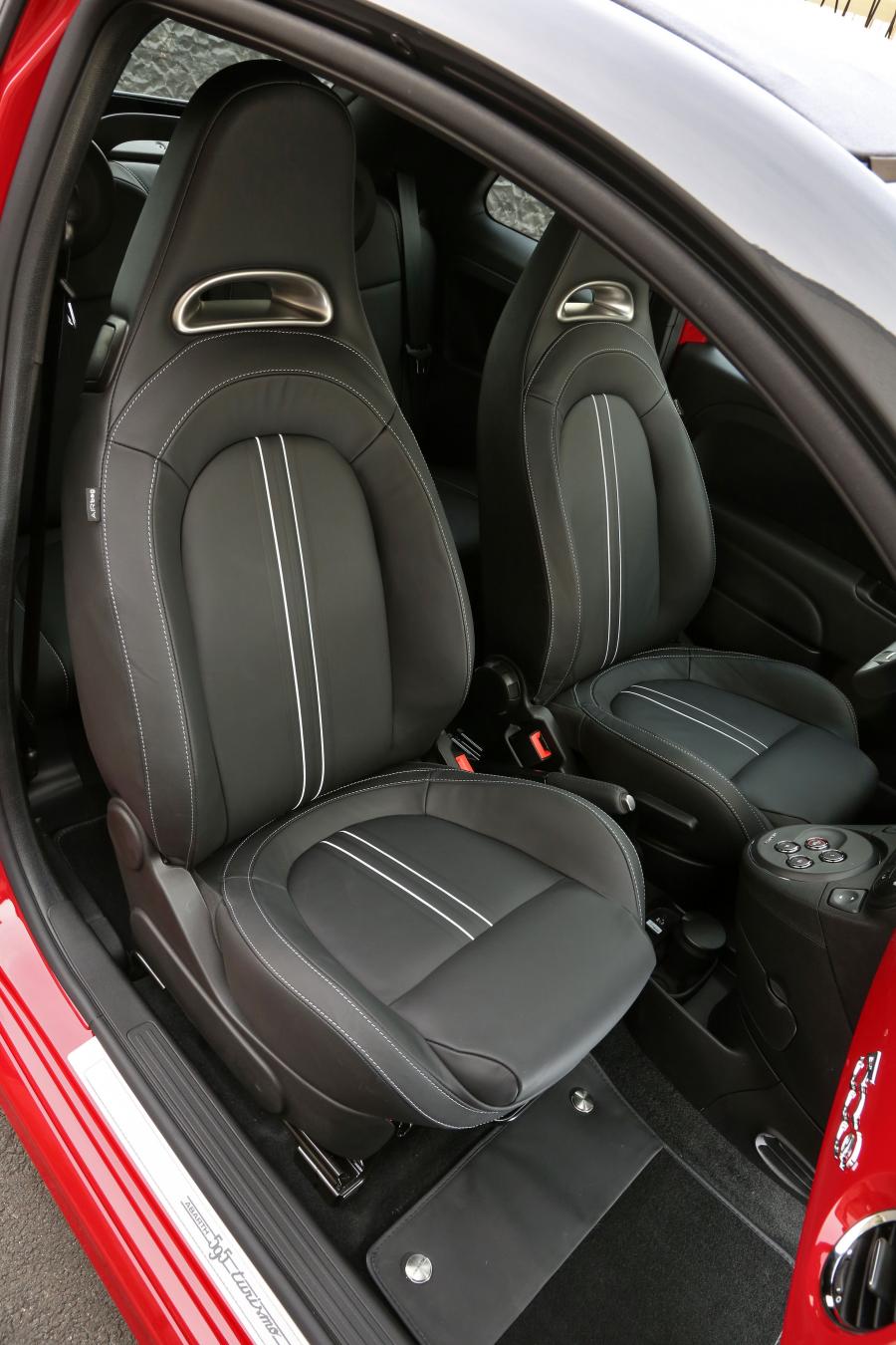 Интерьер Abarth 595C Turismo 2012 года  (фото 9 из 54)